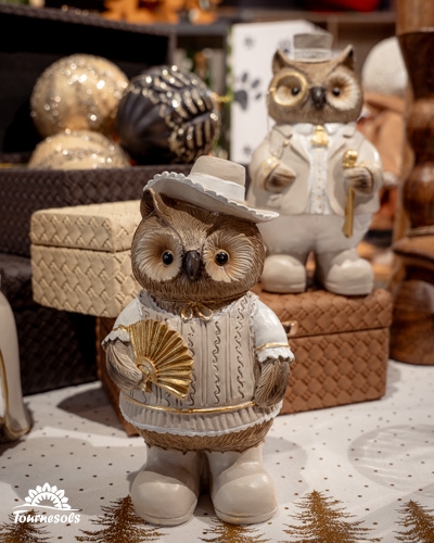 Statues de hiboux habillés pour Noël dans un style country élégant.